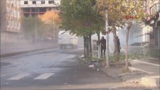 'Burası Kürdistan' Diyen Yaşlı Kadına Polisin Tepkisi