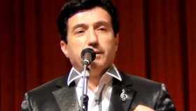 Mehmet Safak - Yüzünde Güller Açmış Gözlerinde Duygular Mehmet Safak - Yüzünde Güller Açmış Gözlerinde Duygular