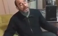 Şarkı Söylerken Takma Dişleri Fırlayan Dayı