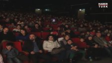 Tiyatro Oyununa Bastonuyla Müdahale Eden Teyze
