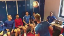Futbol Topunu Kafadan Kafaya Pas Yapıp Hiç Düşürmemek!