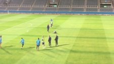 Antremanda 50 metreden minyatür kaleye gol atmak. uzaylı içerir.