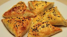 Muska Şeklinde Ispanaklı Kolay Ev Böreği Tarifi