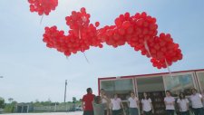 Kırmızı Coca-Cola Kamyonu Mutluluk Dağıtıyor