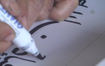 Gazzeli hattat büyük boy Kur'an-ı Kerim yazıyor