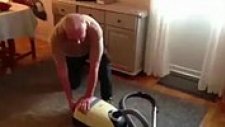 Elektrik Süpürgesini Çim Biçme Makinesi ile Karıştıran Adam