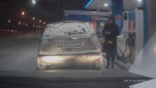 Benzin Pompasını Çakmakla Isıtmaya Çalışan Kadın Arabasını Yaktı