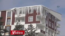 Çatıdan düşen kar arabayı hurdaya çevirdi