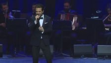 Kenan Doğulu'dan Zeki Müren Taklidi