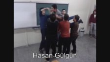 Liseliyi Tavana Fırlatıp C