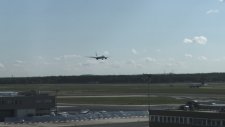 Frankfurt Havaalanı'nda yürüyen uçak