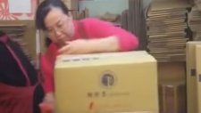 Çin Posta Servisi Tarafından Kiralanan Kung Fu Ustası Abla