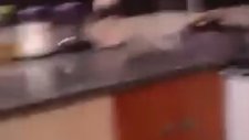 Tek Başına Keyfin Dibine Vuran Komik Adam