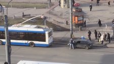 Troleybüsün Arkasına Asılmak
