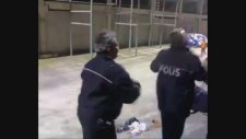 Kendini Müziğin Ritmine Bırakan Polis