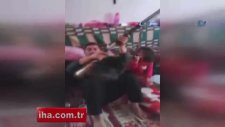 Tüfeğin namlusunu çocuklarına doğrultan baba