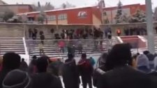Maç ertelendi, taraftarlar kar topu savaşı yaptı!