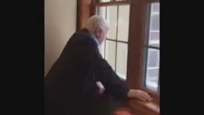 Fethullah Gülen'in Kar Yağışı İzlerken Görüntüleri