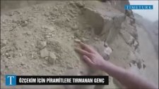 Selfie İçin Piramitlere Tırmanan Genç