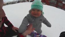 1 Yaşındaki Şirin Bebeğin Snowboard Keyfi! ( Sloan's First Time on the Slopes! )