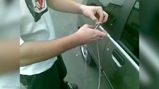 İple arabanın kapısını açtı