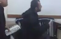 At Yarışı İzlerken Kendinden Geçen Adam