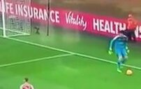 Petr Cech'in Rakibini Hayata Küstürmesi