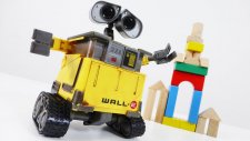 Küçük robot Wall-E - Yapı taşlardan bir kule yapıyoruz - Eğlenceli çocuk filmi