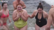 Ukrayna'daki Hristiyanlar Buz Tutan Suyun İçine Girip Vaftiz Oldu
