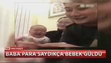 Babası Para Sayarken Gülme Krizine Giren Bebek