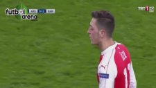 Dani Alves'ten Mesut Özil'e küfür!