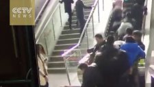 Yürüyen Merdiven Birden Terse Yürümeye Başlayınca Oluşan İnsan Yığını