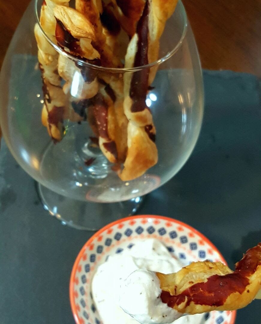 Peynirli milföy çubukları tarifi Peynirli milföy çubukları tarifi