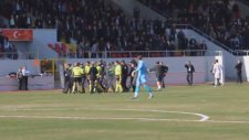 Tavşanlı'da Taraftar Penaltı Veren Hakemi Sahada Kovaladı
