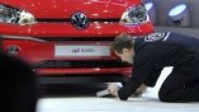 Komedyen Brodkin Cenevre Otomobil Fuarında Volkswagen’i Rezil Etti