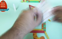 Renkli Çubuk ve Çıkartmalar ile Kedi ve Ev Şekilli Fotoğraf Çerçevesi Yapımı
