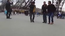 Eyfel Kulesi Altında Deli Gibi Horon Oynamak