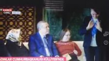 Reisi Cumhurun Elini Yüzüne Sürmek