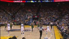 Stephen Curry Yine Kendi Sahasından Üçlük Attı