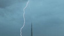 Burj Khalifa Üzerinden Düşen Yıldırımların Korkutucu Görüntüsü