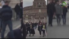 Prag'lı Taraftarın Roma'da Dilencinin Üstüne İşemesi