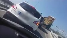 Trafikte Tartıştığı Kişilerden Kaçmak İsteyen Kamyoncunun Müthiş Hamlesi