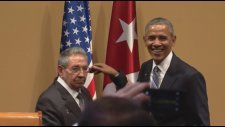 Raul Castro'nun Obama'nın Kendisine Sarılmasına İzin Vermemesi