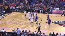 Sahaya Dalıp Carmelo Anthony'ye Sarılan Çocuk