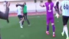 Futbolcuyu tek yumrukla yere serdi