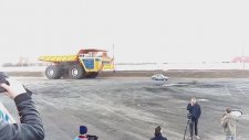 500 Ton Ağırlında Damperli Kamyonun Arabayı Tuzla Buz Etmesi
