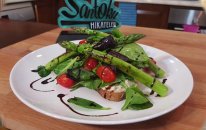 Kuşkonmazlı ve Kuru Fasulye Humuslu Salata