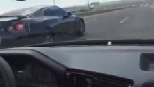 Arabalar Kapışırken Şahin'in Kadraja Girme Çabası