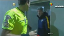 Oyuncular Sahaya Çıkmayınca... Hakem Soyunma Odasına Giderek Oyuncuları Sahaya Davet Etti.
