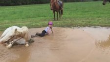 Çamur Görünce Dayanamayan Pony